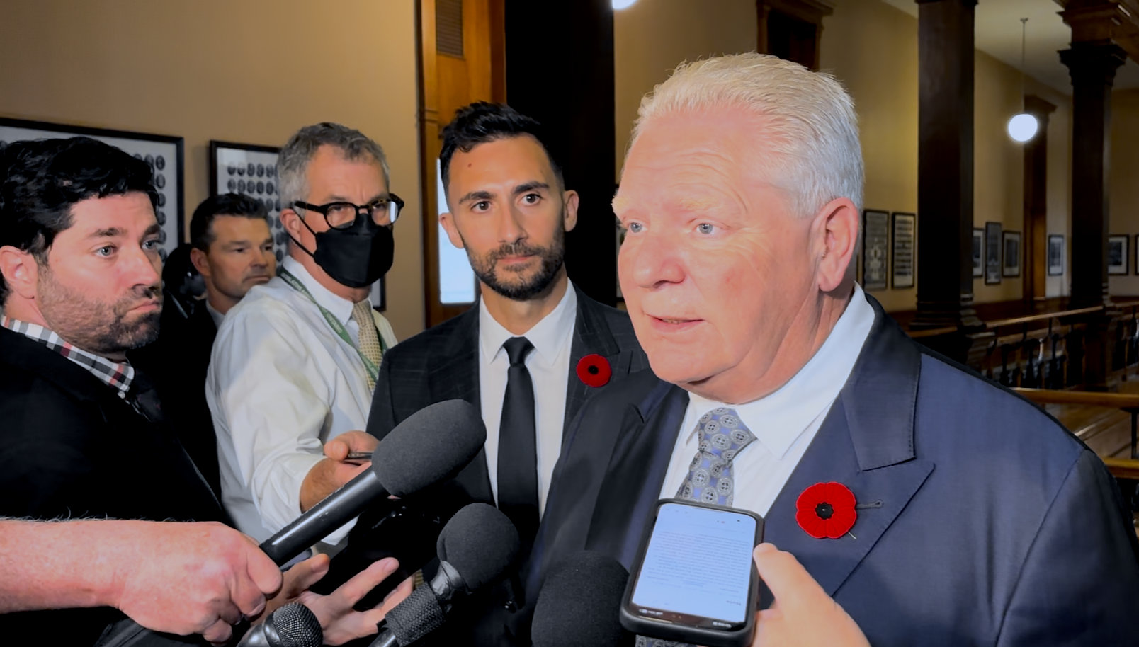 Le premier ministre ontarien Doug Ford a rencontré les journalistes à Queen's Park, le mercredi matin 6 novembre. (Émilie Gougeon-Pelletier/Le Droit)