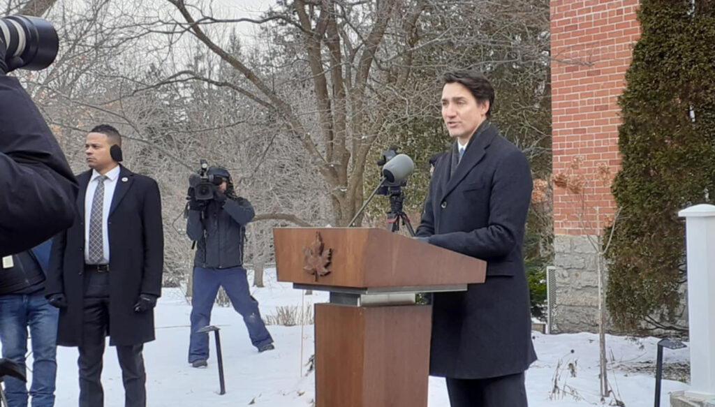 Les médias se sont massés devant la résidence du premier ministre, le 6 janvier 2025. Photo : Inès Lombardo – Francopresse