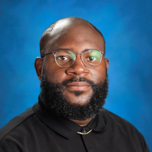 Clément Moudiongui constate qu’il est important d’offrir des activités qui s’ajustent au niveau de progression des élèves. Photo : Lina Brouillard