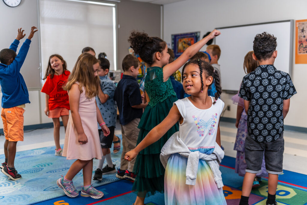 Les élèves de l’École élémentaire catholique des Pionniers à Ottawa ont participé au tournage de capsules vidéos pour la section «Ressources» de La ruchée. Photo : Dany Lepage