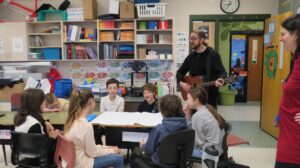 Joey Robin Haché et la classe de Josée Deschênes Caron à l’École régionale Saint-Basile d’Edmundston, au Nouveau-Brunswick, dans le cadre du programme de conception d’activités pédagogiques artistiques. Photo : Courtoisie
