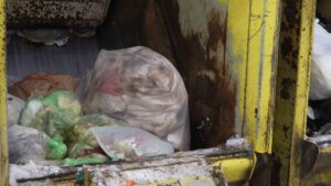 Sacs de déchets ménagers dans un camion