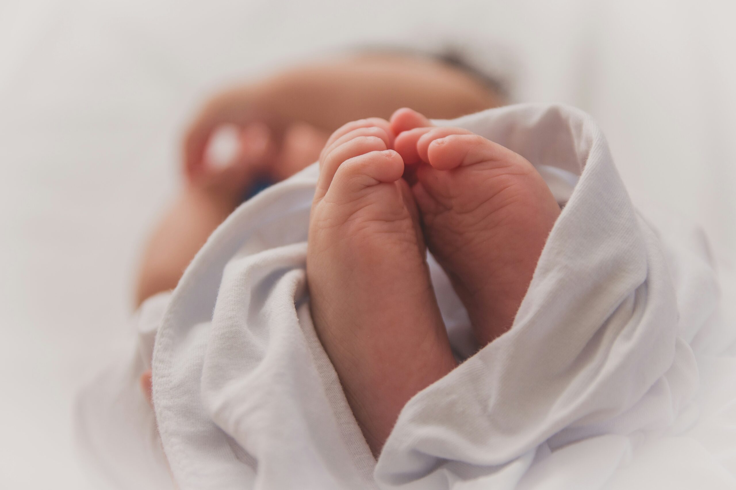 Pieds de bébé qui vient de naître