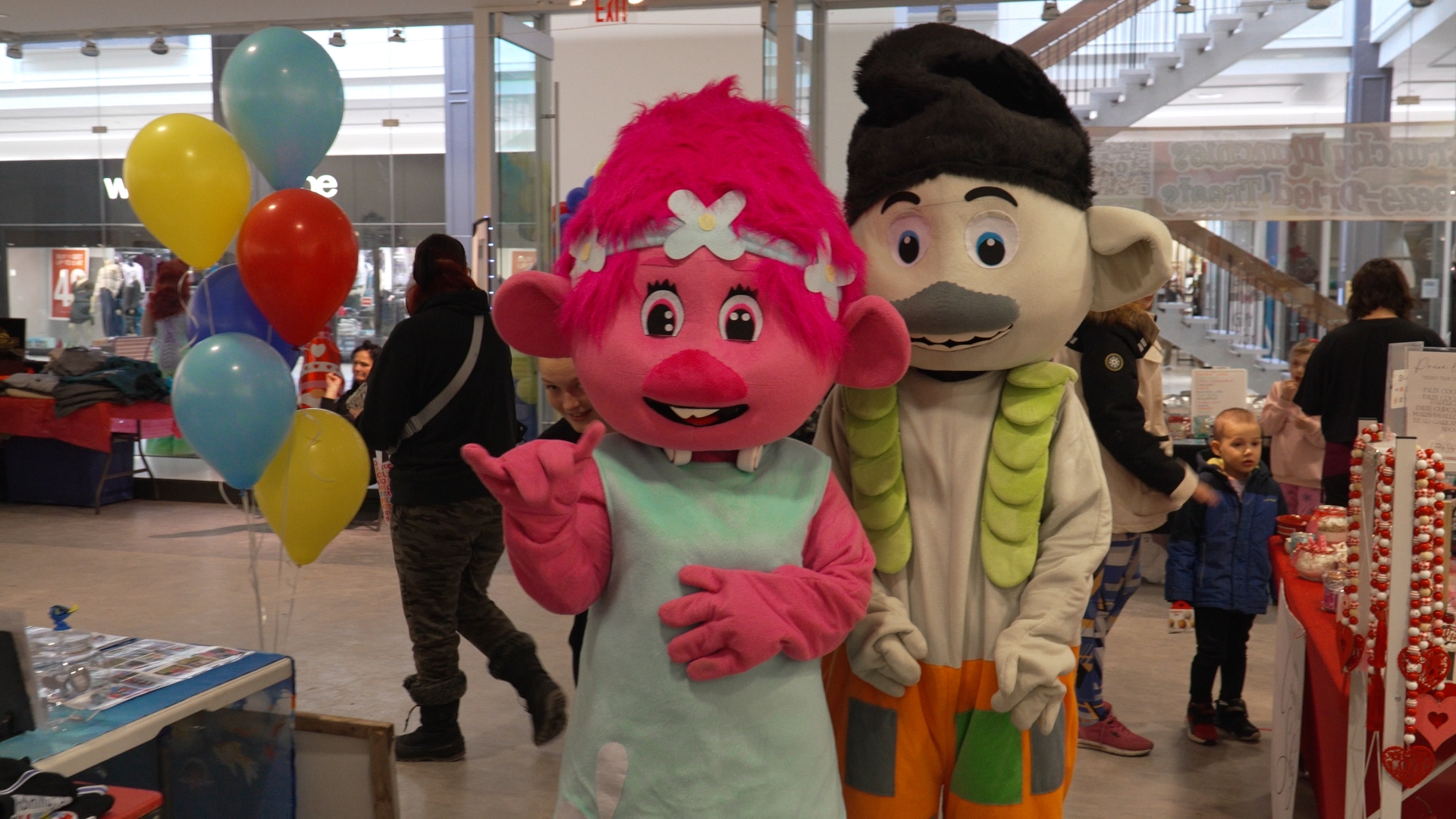 Mascottes à l'événement pêcher pour l'autisme