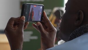 Personne qui filme avec son cellulaire