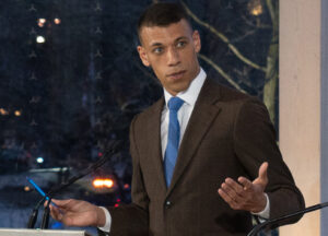 Le cochef Jonathan Pedneault a affirmé lors du débat sur les enjeux francophones que des «obstacles systémiques (avaient eu lieu) au niveau de l’obtention des visas sous les conservateurs et les libéraux».