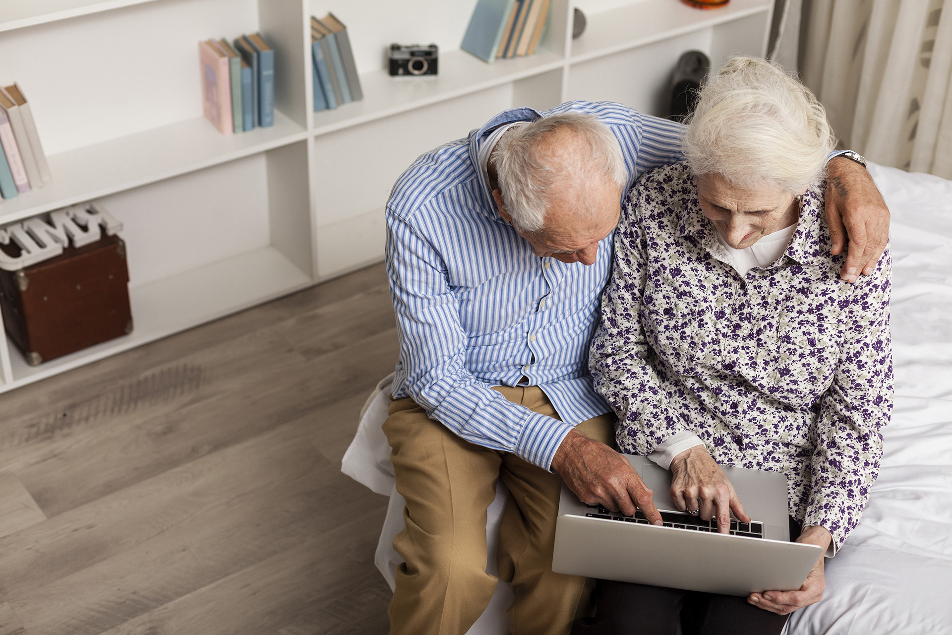 Un couple de personnes âgées