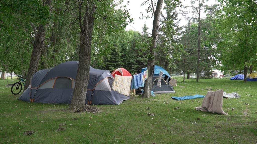 Tentes en face du centre aquatique