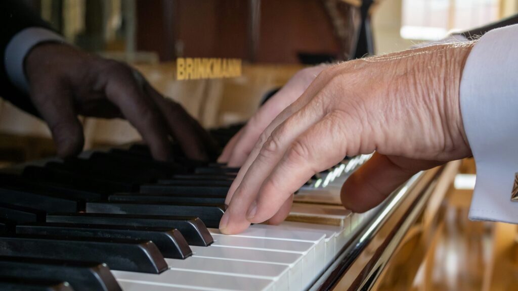 Main qui joue du piano