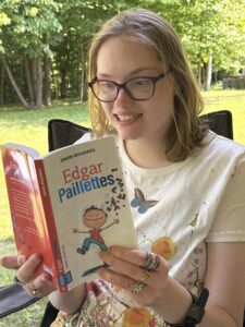 La grande lectrice Elizabeth-Rose Mepham était ravie de découvrir l’univers d’Edgar Payette et de ses paillettes. Roman de Simon Boulerice, publié aux Éditions Québec Amérique, 2012.