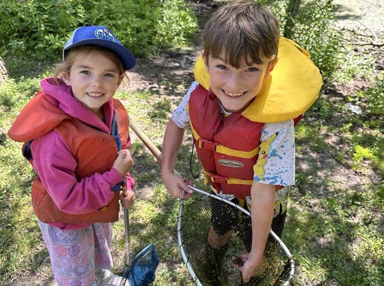 Les amis écologistes du camp de cette année à Cooper Marsh apprennent à attraper, tenir et identifier correctement les grenouilles.
