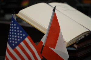 Drapeaux des États-Unis et du Canada devant la Livre d'or de la Ville de Cornwall
