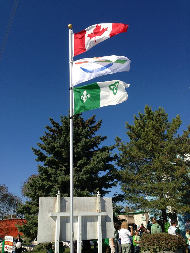 En 2015, la Ville de Greenstone installe le drapeau franco-ontarien à son mât, mais elle décide de le retirer en mars 2024
