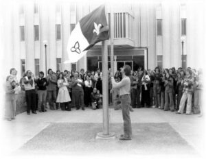 Moment historique en 1975 : Michel Dupuis hisse le nouveau drapeau franco-ontarien à l’Université de Sudbury