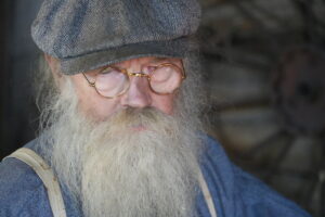 Vieil homme forgeron barbu