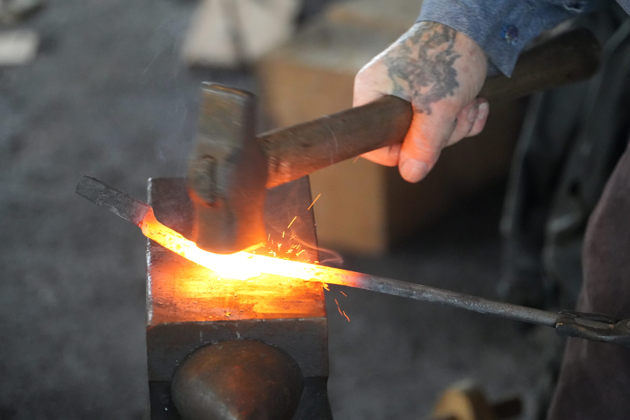 Marteau qui frappe un métal incandescent