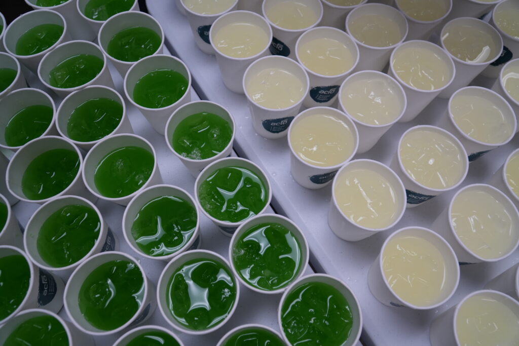 Boissons vertes et blanche au couleur du drapeau Franco-Ontarien