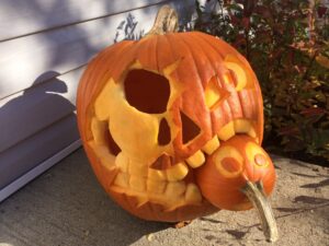 Citrouille d'Halloween qui en mange une autre