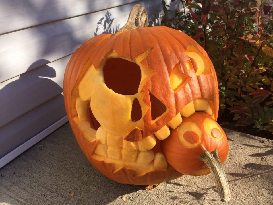 Citrouille d'Halloween qui en mange une autre