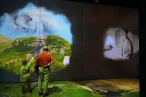 Un homme et un garçon visite le musée de la Nature d'Ottawa