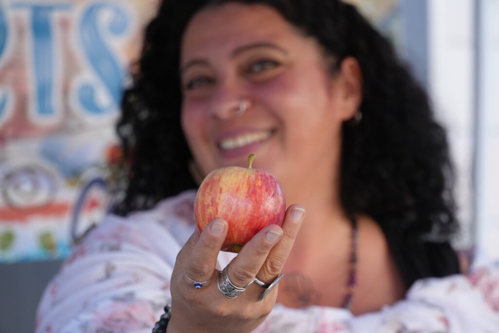 Yafa Goawily qui tient une pomme