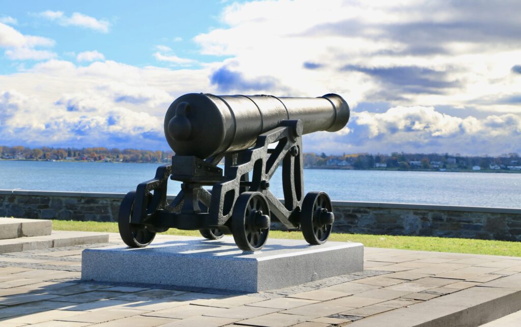 Canon au bord du fleuve St Laurent