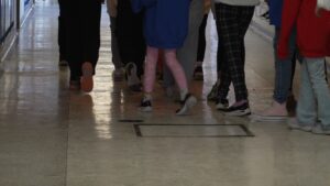 Pieds écoliers dans un couloir