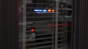 Reflet voiture de police dans une fenêtre