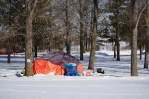 Tente de sans abris dans la neige