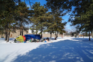 Tente de sans abris dans la neige