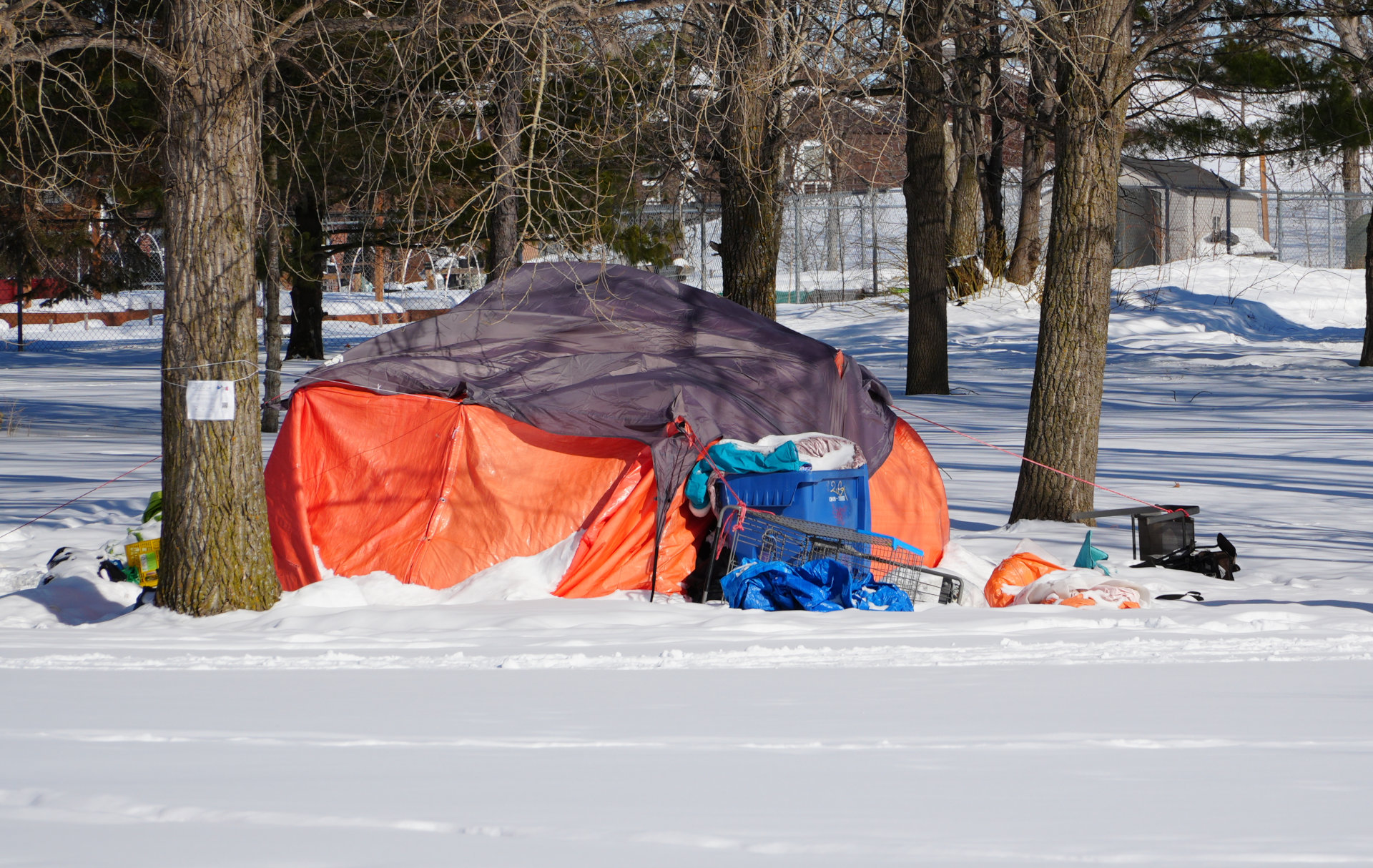 Tente de sans abris dans la neige