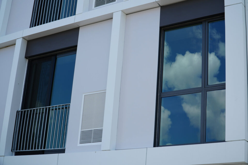 fenêtres avec reflet de nuage