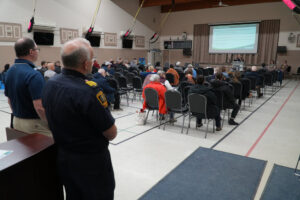 Police vue de dos et salle Charles Émile Claude en fond