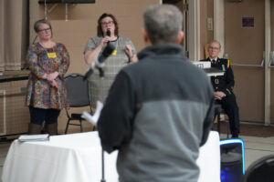 Citoyen vu de dos à la consultation populaire sur les logements