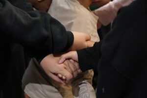 Enfant qui se tiennent la main