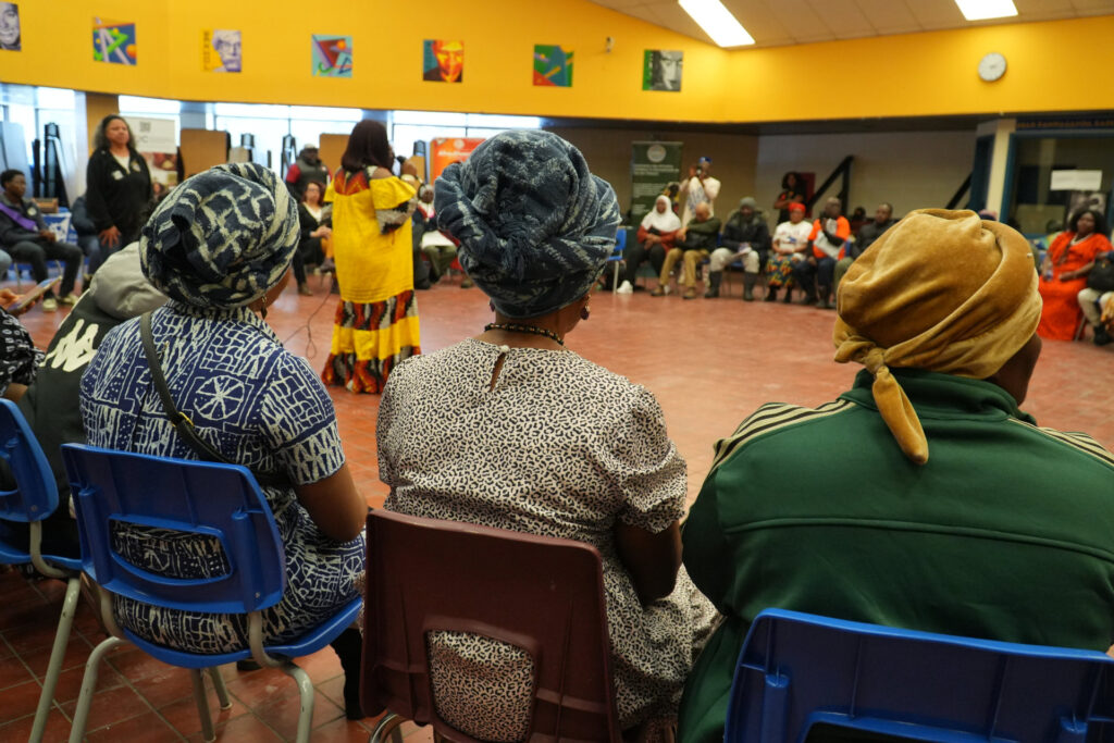 Trois femmes africaines vues de dos dans un cercle de conversation - Mois de l'Histoire des Noirs