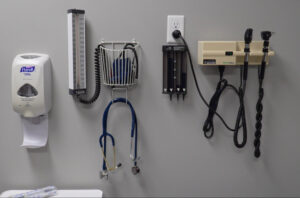Accessoires de médecine accrochés sur un mur