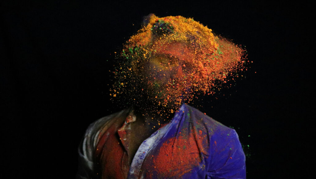 Homme couvert de pigments de couleurs