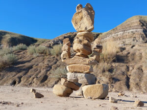 Roches empilées dans une vallée désertique