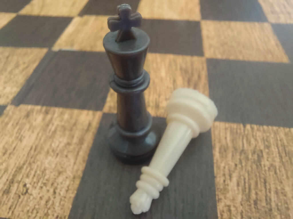 Jeu d'échec un roi debout avec une reine couchée