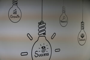 Ampoules dessinées sur un mur
