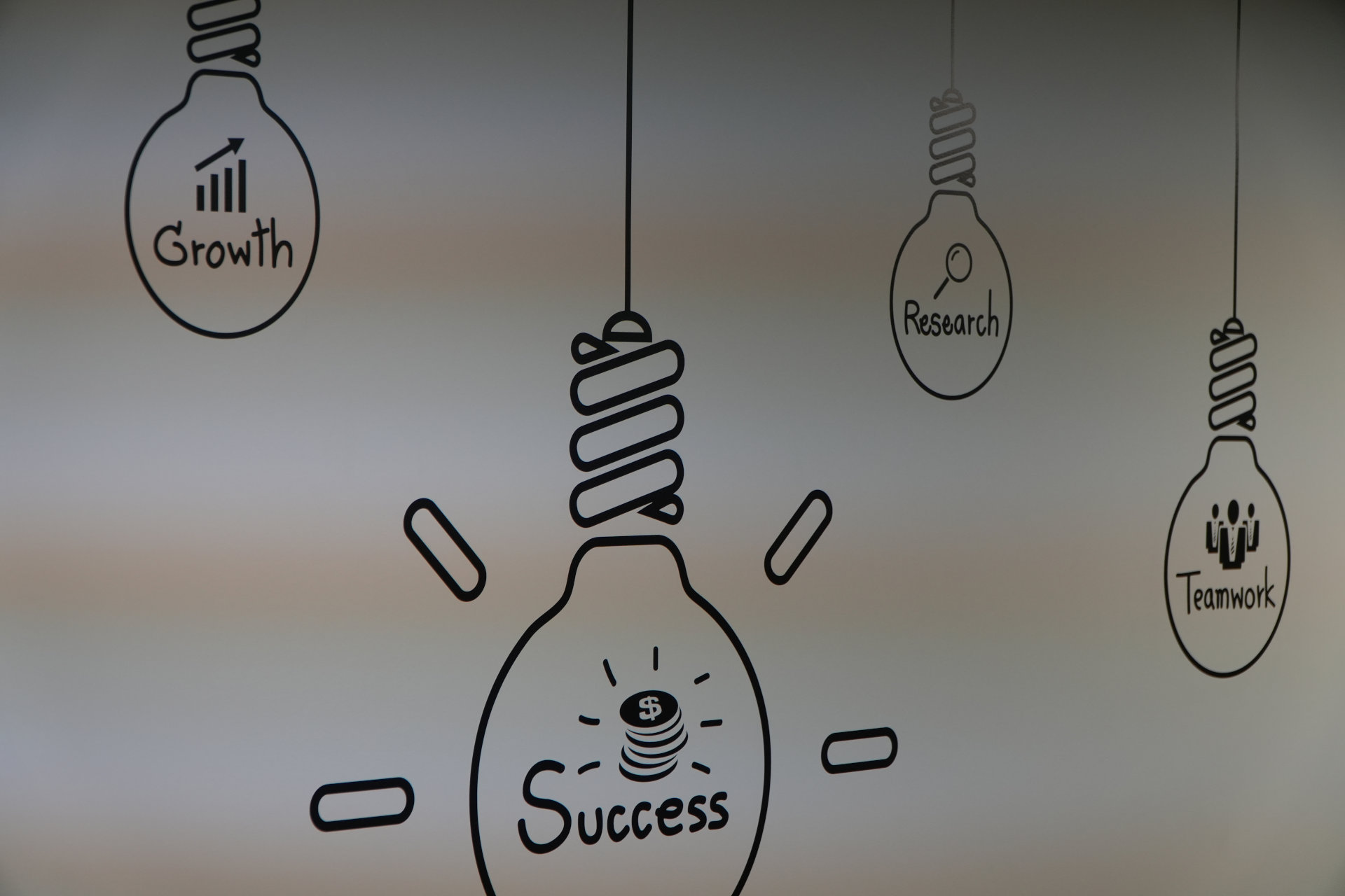 Ampoules dessinées sur un mur