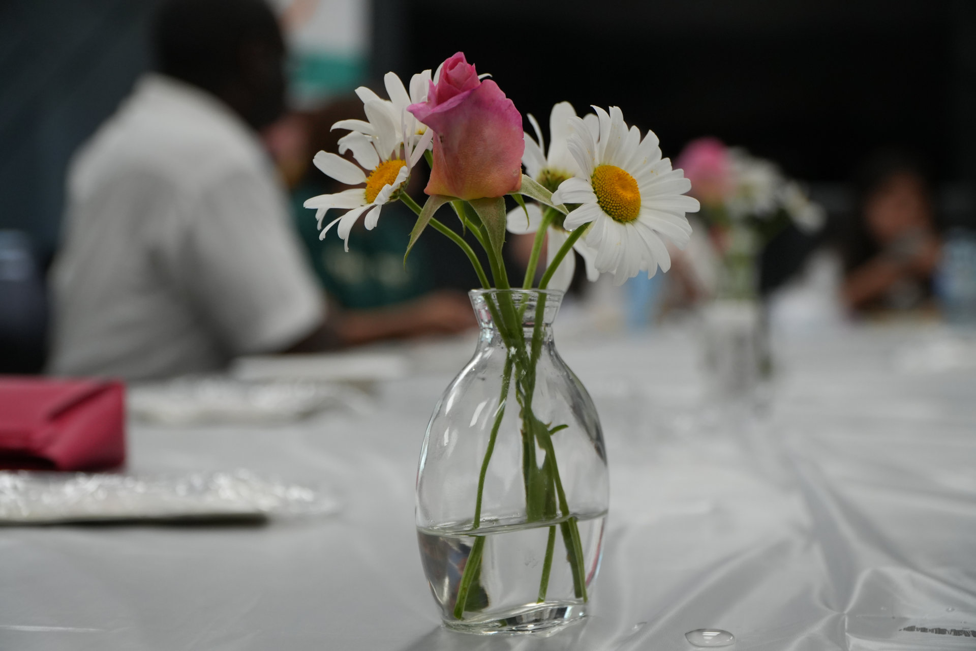 Vase avec des fleurs sur une table