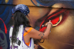 Graffeuse qui peint un mur