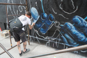 Graffeur qui peint un mur