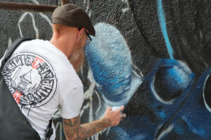Graffeur qui peint un mur