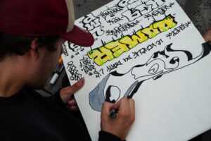 Graffeur aui dessine un projet de graffiti