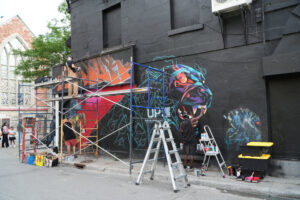 Façade graffée dans une rue
