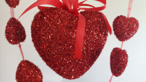 Décoration de coeur avec des paillettes rouges