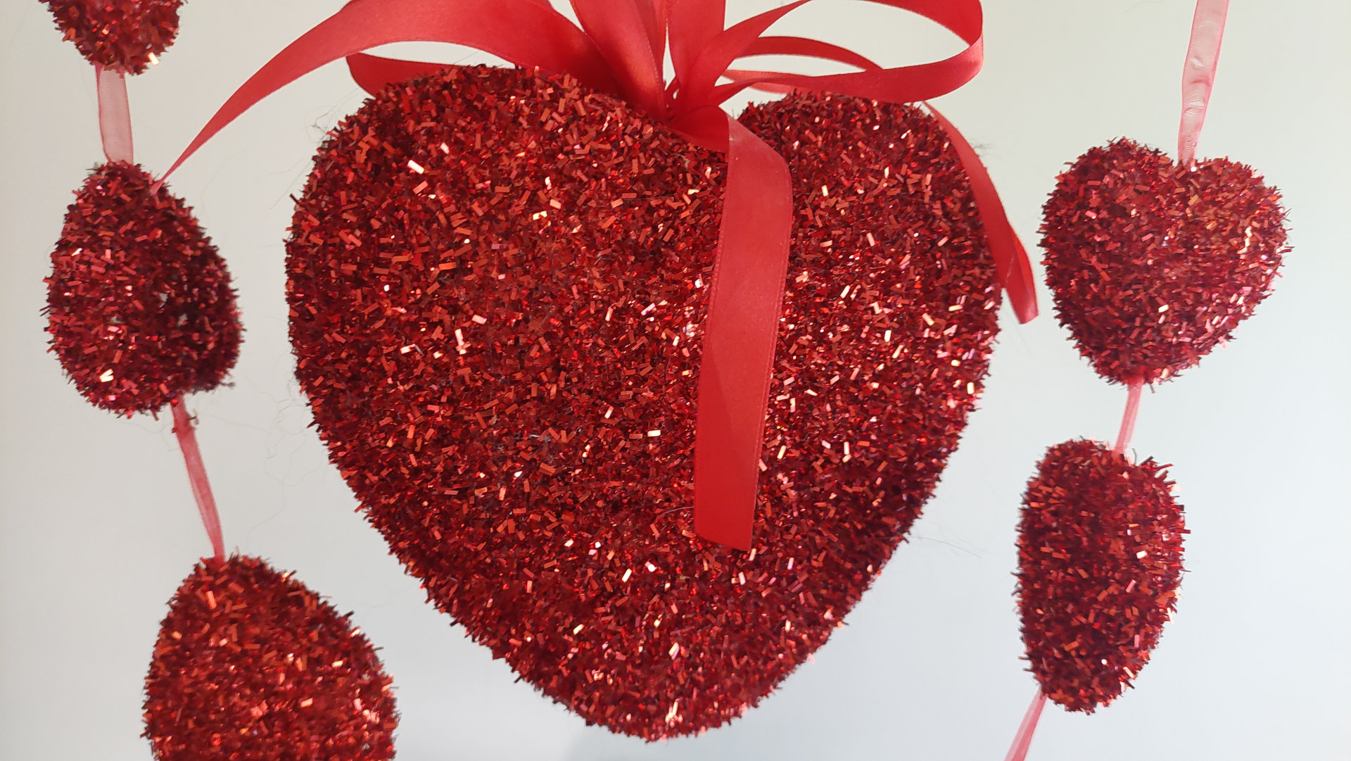 Décoration de coeur avec des paillettes rouges